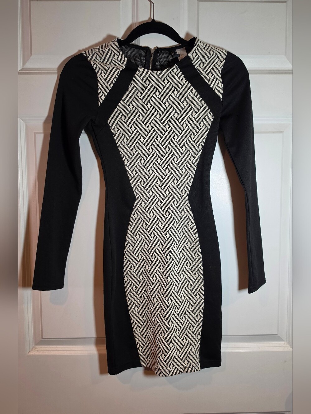 Divided Black & White Patterned Long-Sleeve Bodycon Dress Size 2